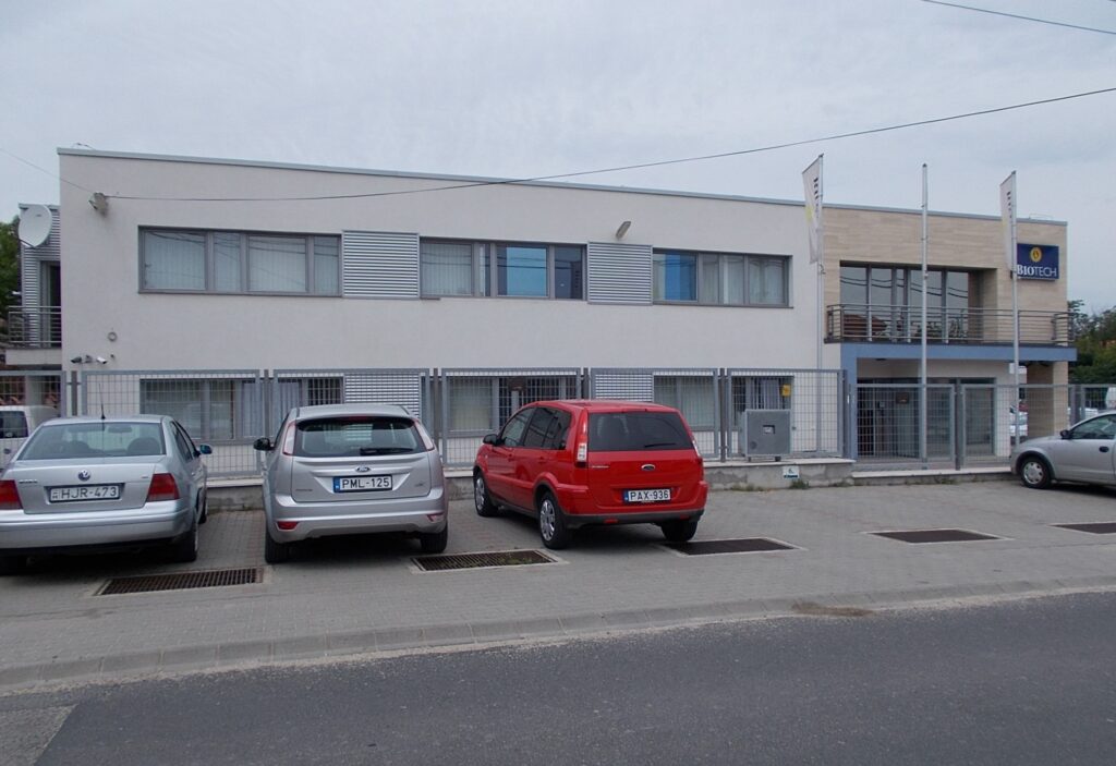 Sterile cleanroom manufacturing line producing medical device components