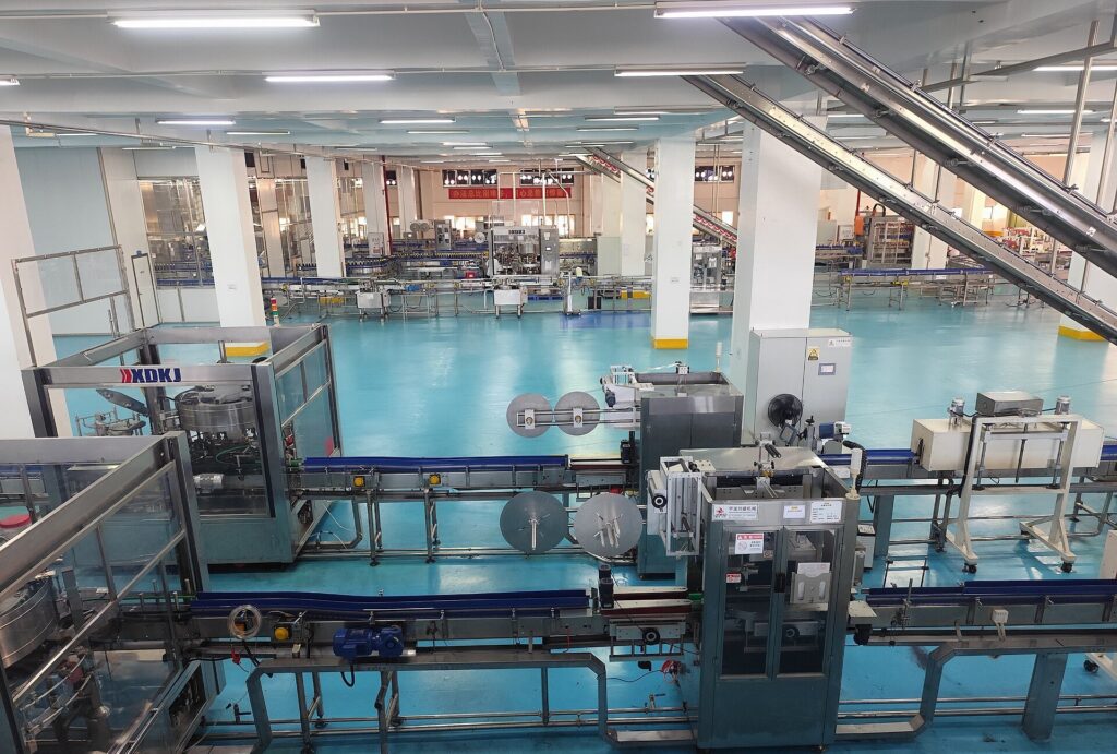 Automated food and beverage production line with filling and conveyor equipment, illustrating accounts payable days supplier risk in food sourcing