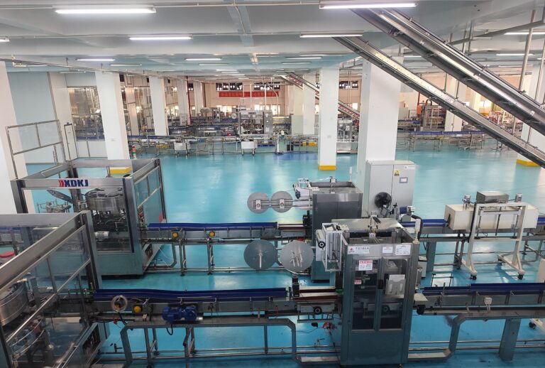 Automated food and beverage production line with filling and conveyor equipment, illustrating accounts payable days supplier risk in food sourcing